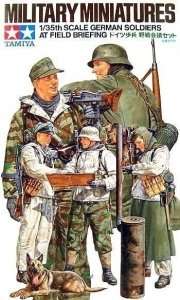 German soliders at field briefing in scale 1-35 Tamiya 35212
