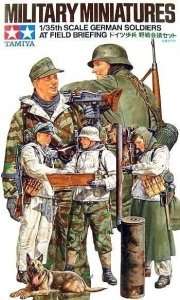 German soliders at field briefing in scale 1-35 Tamiya 35212 