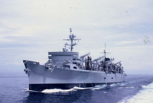 AOE Fast Combat Support Ship USS Sacramento - Trumpeter 05785