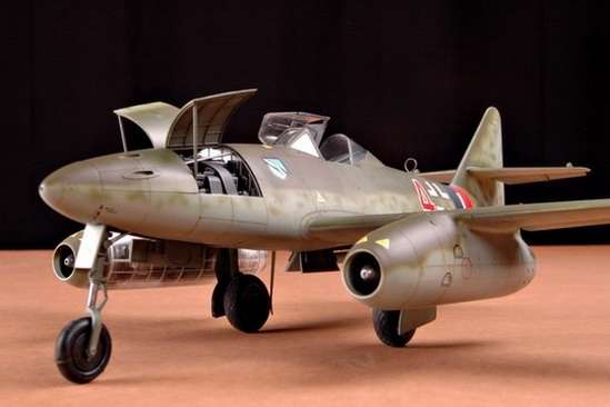 German fighter Messerschmitt Me262_a_1a plastikowy_model_do_sklejania_trumpeter_02235_image_7-image_Trumpeter_02235_1