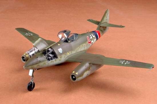 German fighter Messerschmitt Me262_a_1a plastikowy_model_do_sklejania_trumpeter_02235_image_10-image_Trumpeter_02235_1