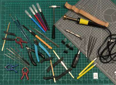 Wybór narzędzi i akcesoriów do drewnianych modeli