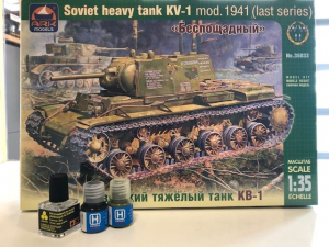 Zestaw z farbami Russian tank KV-1 mod. 1941 Ark Models 35033