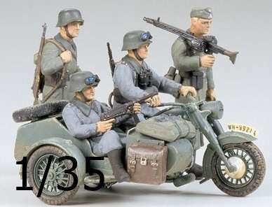 Niemiecki wojskowy motocykl BMW R75 wraz z żołnierzami - skala 1