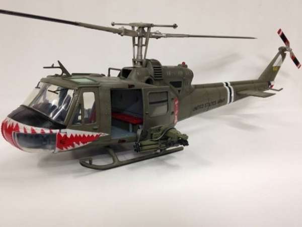 Amerykański helikopter bojowy UH-1, plastikowy model złożony i pomalowany Merit 60028 w skali 1:18.-image_Merit_60028_1