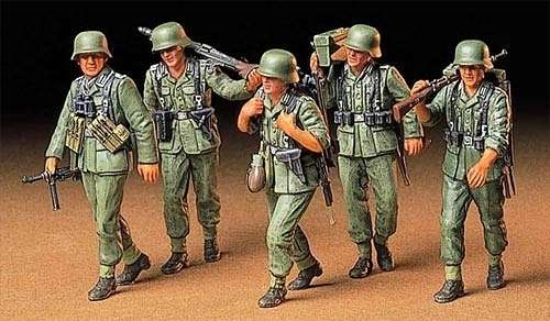 Niemieccy żołnierze na manewrach, plastikowe figurki do sklejania Tamiya 35184 w skali 1:35-image_Tamiya_35184_1
