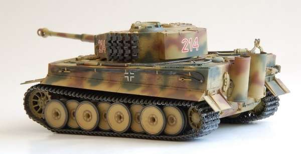 Widok sklejonego modelu czołgu Tiger I ausf.E-image_Tamiya_35194_3