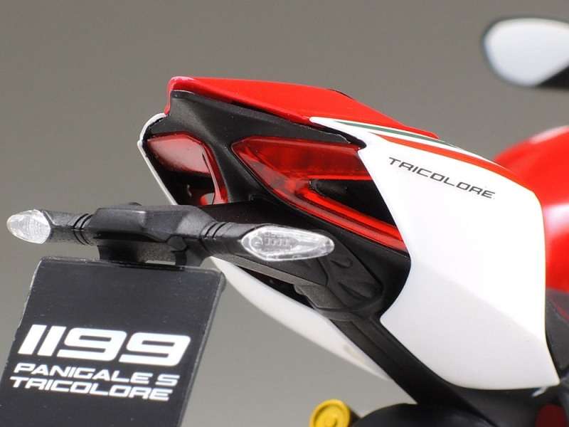 model_do_sklejania_ducati_1199_panigale_s_tricolore_tamiya_14132_sklep_modelarski_modeledo_image_5-image_Tamiya_14132_3